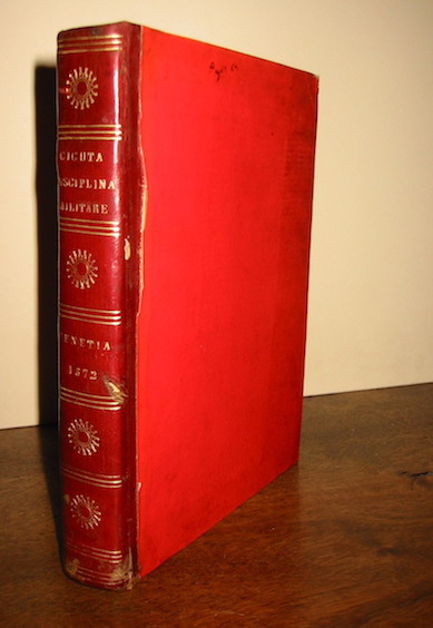 Aurelio (Adriano Alfonso) Cicuta Disciplina militare del Sig. Cavalliere Aurelio Cicuta divisa in tre Libri. Nel primo si tratta dell'origine della guerra, & dell'elettione, & dell'ufficio del Capitan Generale, con l'osservantia della Religione. Nel secondo s'insegna, in che modo s'abbiano a eleggere & disciplinare i soldati novelli, & si dà  l'ordine delle battaglie in disegno, & si regolano alcuni abusi nell'armi. Nel terzo si danno precetti intorno al governare gli esserciti in campagna, tanto nel caminare, & alloggiare, quanto nel passare i fiumi: di modo che da quest'opera ha tutto quel che si può desiderare di disciplina nell'arte della guerra. Nuovamente ristampata & del tutto riformata... 1572 in Venetia appresso Lodovico Avanzo